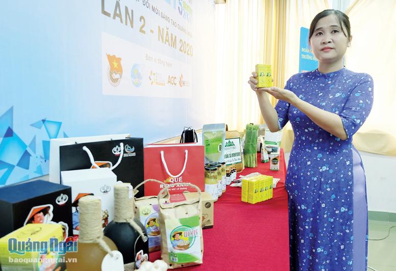 Chị Võ Thùy Lan Viên, ở xã Tịnh Bắc (Sơn Tịnh) giới thiệu sản phẩm tinh dầu bơ Lavi tại Cuộc thi Khởi nghiệp đổi mới sáng tạo tỉnh lần 2 - năm 2020.       Ảnh: BẢO HÒA