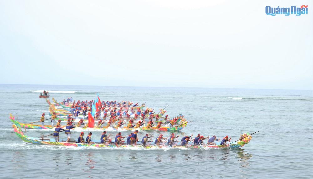 Lễ hội đua thuyền Tứ linh được tổ chức ngay sau lễ đón nhận Bằng công nhận Di sản văn hóa phi vật thể quốc gia