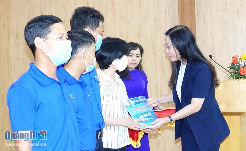 Bí thư Tỉnh ủy, Chủ tịch HĐND tỉnh Bùi Thị Quỳnh Vân đã trao hỗ trợ sinh kế cho 10 đoàn viên, hội viên, phụ nữ, thanh niên 