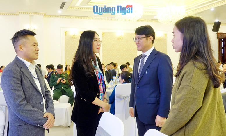 Ủy viên Trung ương Đảng, Bí thư Tỉnh ủy, Chủ tịch HĐND tỉnh Bùi Thị Quỳnh Vân trao đổi, lắng nghe tâm tư nguyện vọng của nhà đầu tư.