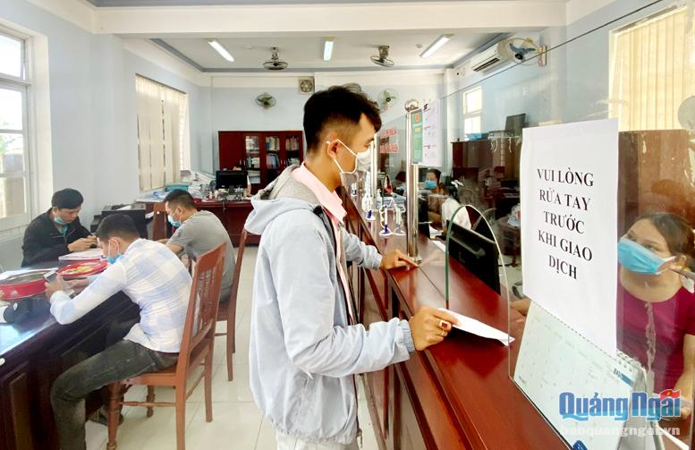 Người nộp thuế đến giao dịch tại Chi cục Thuế huyện Bình Sơn.