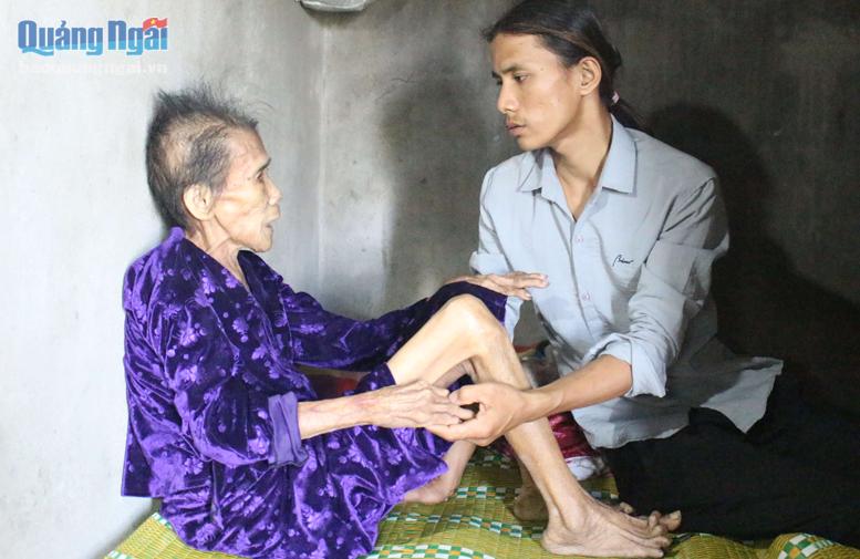 Không chỉ là người thầy thuốc nhân ái, anh Nguyễn Hữu Tân, ở xã Tịnh Bình (Sơn Tịnh) còn sẻ chia, giúp đỡ những hoàn cảnh khó khăn.