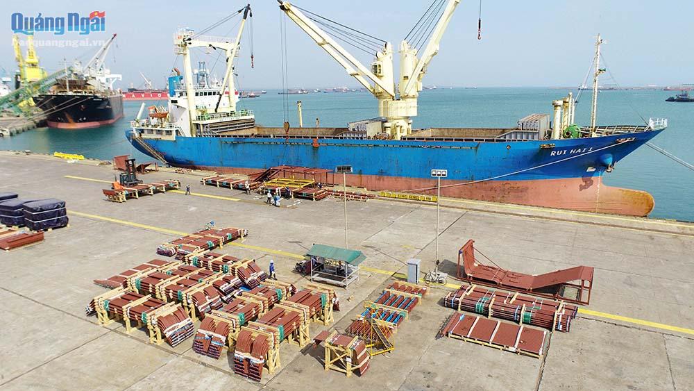 Các thiết bị cấu thành phần áp lực lò hơi công nghệ đốt rác thải WtE đang được đưa lên tàu tại cảng chuyên dụng của Doosan Vina tại KKT Dung Quất để xuất khẩu sang Nhật Bản