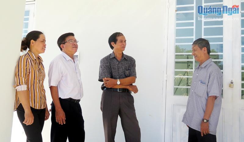 Ông Nguyễn Vàng (bên phải) Trưởng thôn Trường Khay, xã Sơn Hạ (Sơn Hà) luôn gặp gỡ, trò chuyện với bà con giáo dân để tuyên truyền các chủ trương của Đảng.    ẢNH: THANH THUẬN