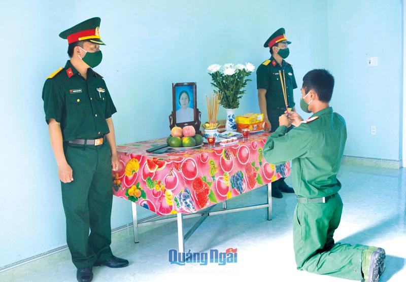Binh nhì Nguyễn Huy Hoàng, bái vọng bàn thờ mẹ tại đơn vị, vì không thể về quê nhà chịu tang.
