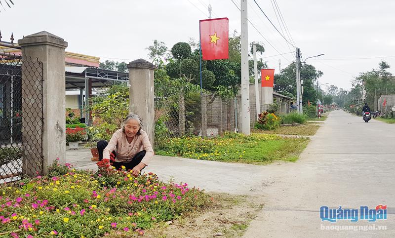 Người dân tổ dân phố Hải Tân, phường Phổ Quang (TX. Đức Phổ) xây dựng mô hình đường hoa.                         Ảnh: Ý THU