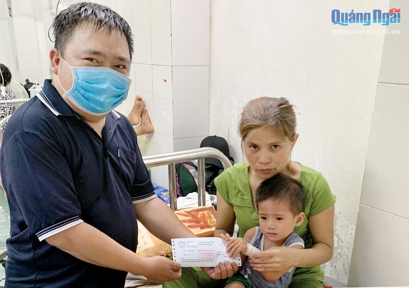 Anh Phạm Văn Dũng giúp đỡ một bệnh nhân khó khăn thông qua “Quỹ hỗ trợ bệnh nhân nghèo, khuyết tật