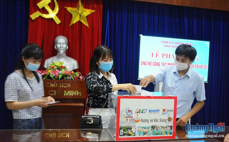 Phóng viên, cộng tác viên Báo Quảng Ngãi tham gia ủng hộ