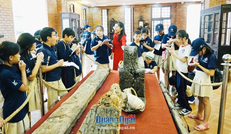 Trung tâm Phát huy giá trị di sản văn hóa đa năng Quảng Ngãi thường xuyên đón học sinh đến tham quan. (Ảnh chụp trước ngày 27.4.2021).