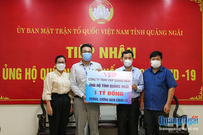 Tiếp nhận hỗ trợ Quỹ phòng, chống dịch Covid-19 từ Công ty TNHH VSIP Quảng Ngãi.