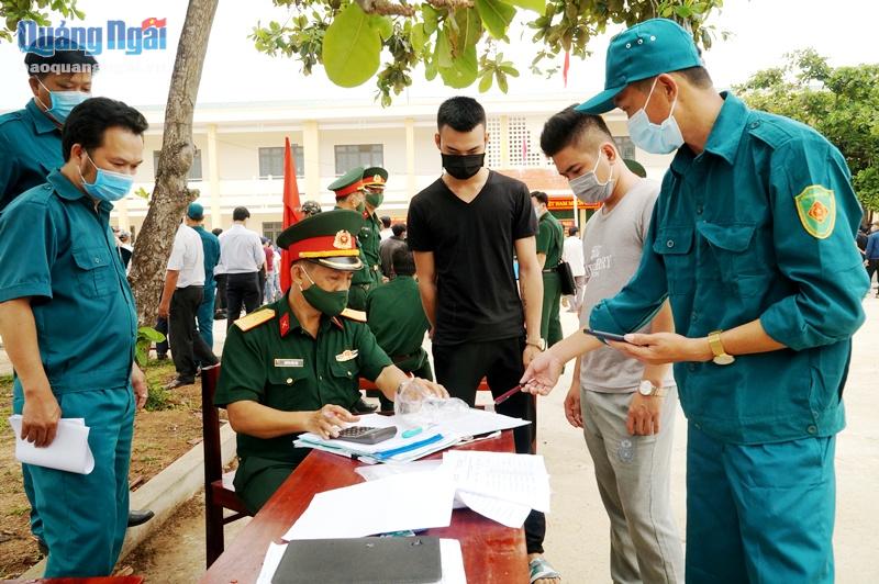 Ban CHQS huyện Bình Sơn hướng dẫn cho QNDB làm thủ tục đăng ký kiểm tra sẵn sàng động viên