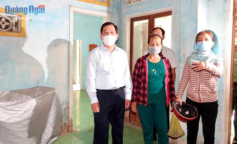 Chủ tịch UBND tỉnh Đặng Văn Minh trực tiếp đến nhà các hộ dân để nắm bắt tình hình thực tế phản ánh của bà con