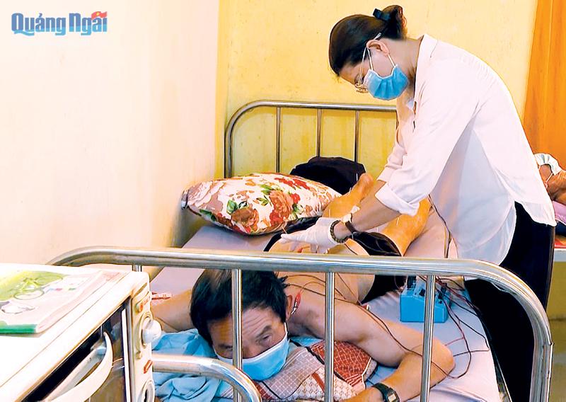 Lương y ở Phòng Chẩn trị y học cổ truyền từ thiện của chùa Trung Hòa (Mộ Đức) chăm sóc cho bệnh nhân nghèo.