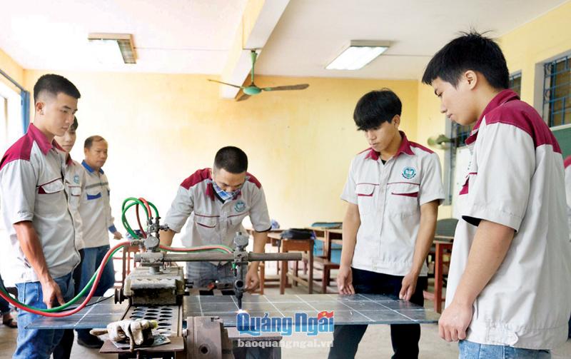 Học sinh Trường Cao đẳng Kỹ nghệ Dung Quất thực hành nghề cắt gọt kim loại.