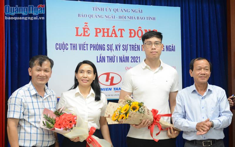 Báo Quảng Ngãi và Hội Nhà báo tỉnh tặng hoa các đơn vị tài trợ cho cuộc thi