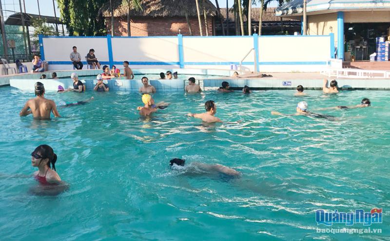 Trẻ em học bơi sẽ giúp phòng, chống tai nạn đuối nước.                            Ảnh: P.V
