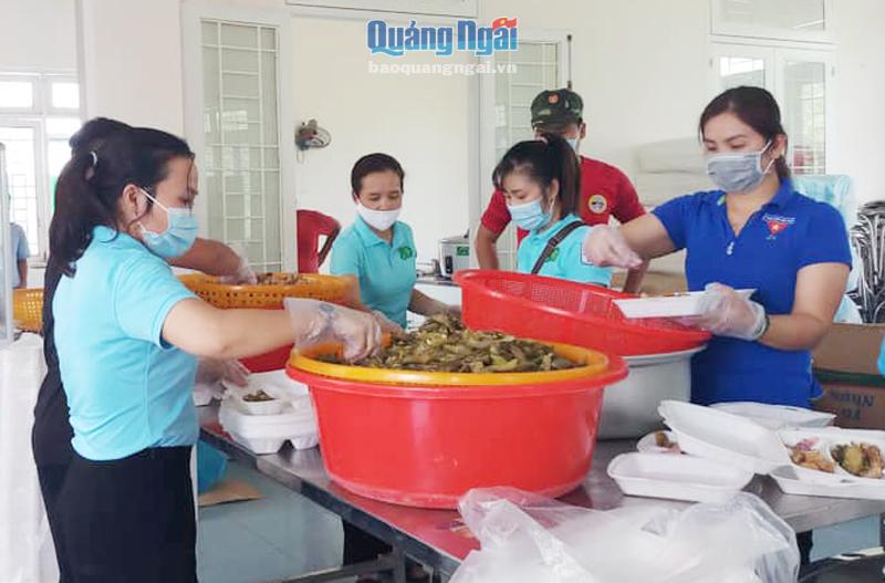 Thanh niên tình nguyện luôn có mặt tại bếp ăn ký túc xá Trường Đại học  Phạm Văn Đồng để hỗ trợ cho bộ đội chuẩn bị các suất ăn.