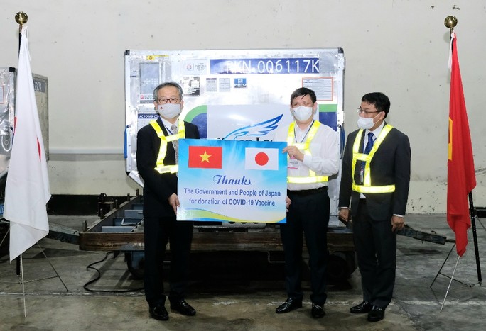 Bộ trưởng Bộ Y tế Nguyễn Thanh Long tiếp nhận lô vắc-xin Covid-19 của Chính phủ Nhật Bản trao tặng cho Việt Nam từ Đại sứ Nhật Bản tại Việt Nam - Ảnh: Trần Minh
