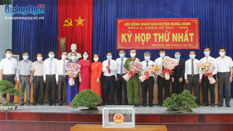 Chủ tịch, Phó Chủ tịch và các ủy viên UBND huyện Nghĩa Hành ra mắt tại Kỳ họp thứ  nhất  HĐND huyện.