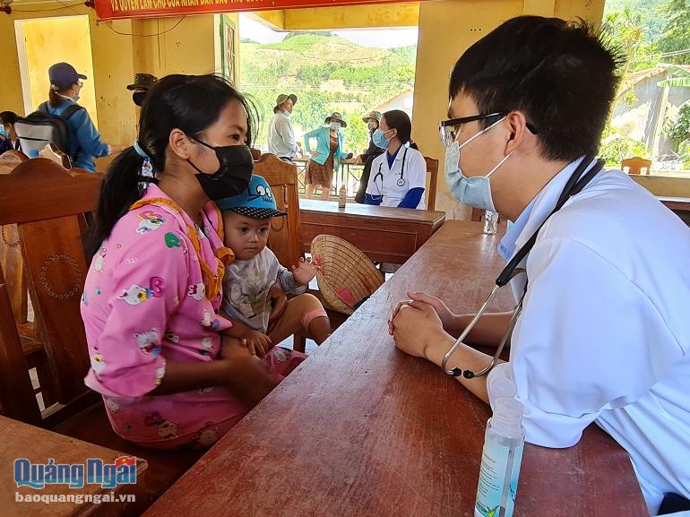 Bác sĩ Phạm Hữu Nghĩa tư vấn dinh dưỡng cho người dân xã Sơn Trà trong chương trình tình nguyện