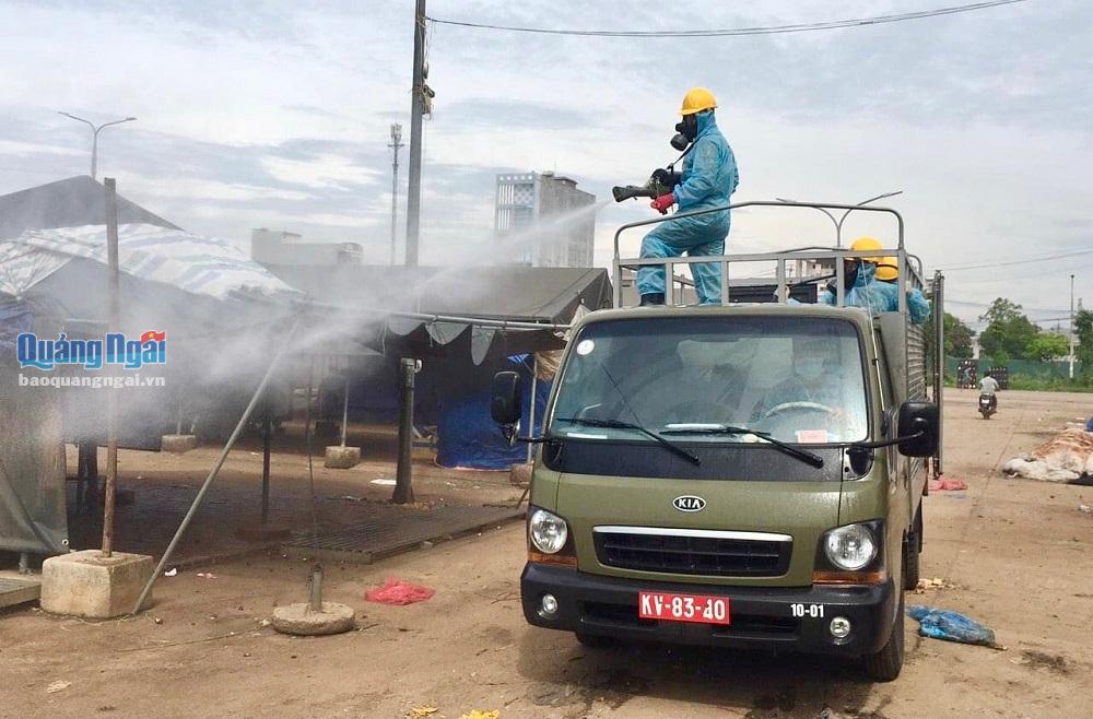 Dùng xe chuyên dụng có vòi phun hóa chất công suất lớn khử khuẩn khu vực Chợ đầu mối nông sản Quảng Ngãi