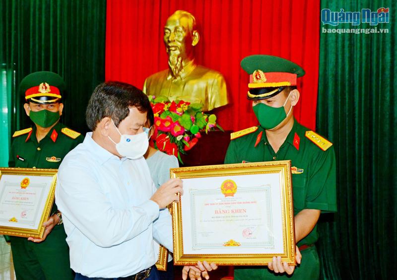 Chủ tịch UBND tỉnh Đặng Văn Minh tặng Bằng khen cho các cá nhân có thành tích trong thực hiện nhiệm vụ quốc phòng, quân sự địa phương 6 tháng đầu năm 2021.                   Ảnh: T.Hân