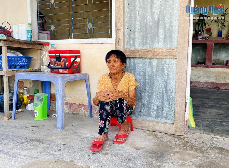 Nét mặt suy tư, buồn bã của bà Trần Thị Thanh, ở tổ 8, phường Quảng Phú (TP.Quảng Ngãi). 