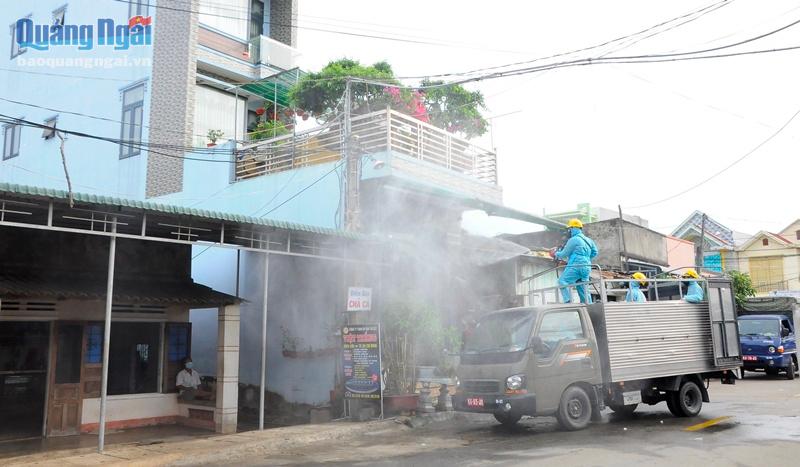 Bộ CHQS tỉnh Quảng Ngãi Bộ Tư lệnh Quân khu V đã điều động lực lượng triển khai phun hoá chất tiêu độc, khử trùng trên địa bàn Quảng Ngãi.