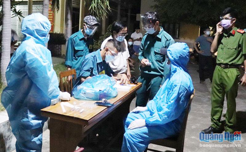 Chính quyền TX.Ninh Hòa làm thủ tục test nhanh kháng nguyên SARS-CoV-2 cho người H’re.