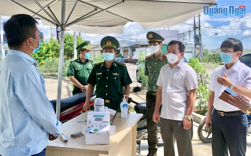  Chủ tịch UBND tỉnh Đặng Văn Minh (thứ 2 bên phải) kiểm tra công tác chống dịch tại cảng cá Tịnh Kỳ (TP.Quảng Ngãi).            Ảnh: T.Nhị