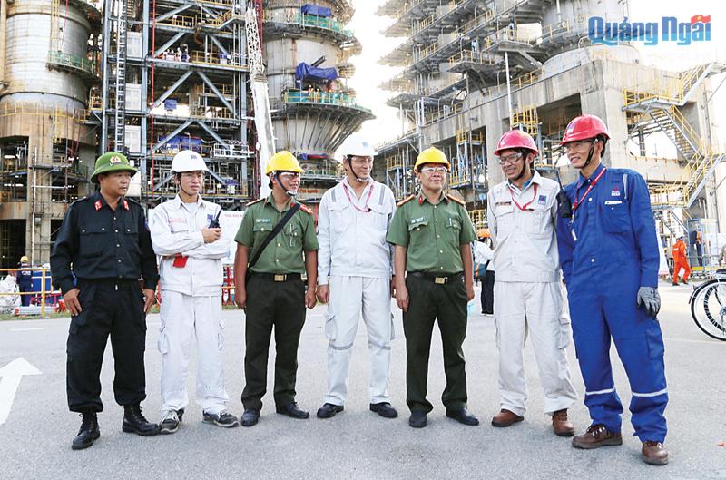 Cán bộ Phòng An ninh kinh tế (Công an tỉnh) phối hợp đảm bảo an ninh, an toàn đối với hoạt động của Nhà máy Lọc dầu Dung Quất. 