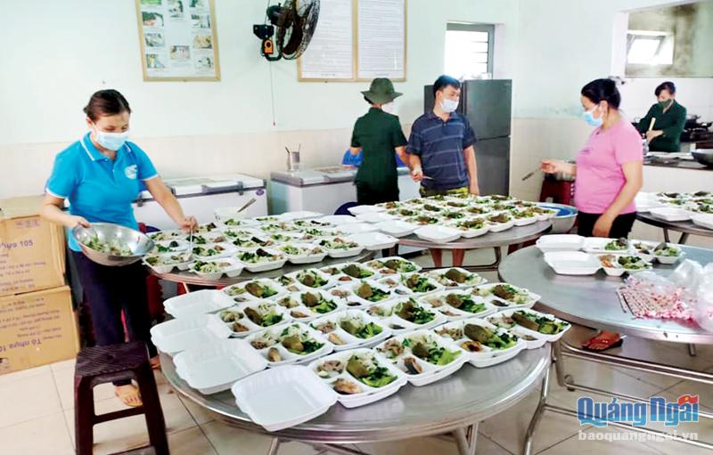 Chị em hội viên phụ nữ huyện Mộ Đức tham gia phục vụ nấu ăn tại khu cách ly tập trung ở địa phương.  ẢNH: KIM NGÂN