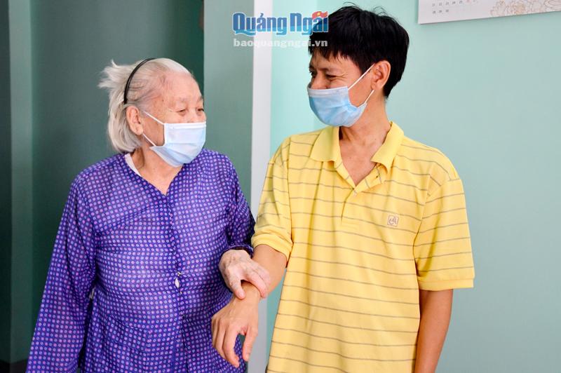 Bà Tạ Thị Kim Quyên, ở tổ 5, phường Trần Phú (TP.Quảng Ngãi) và người con trai đã 44 tuổi, nhưng tâm trí vẫn như đứa trẻ do ảnh hưởng của chất độc da cam. 