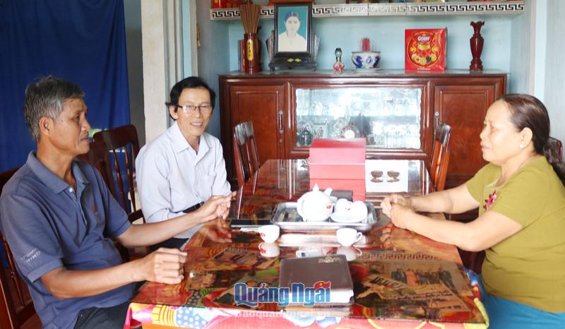 Ngoài động viên con cháu học tập, ông Huỳnh Kông Bản (bên trái) còn tích cực tham gia các hoạt động khuyến học của địa phương.