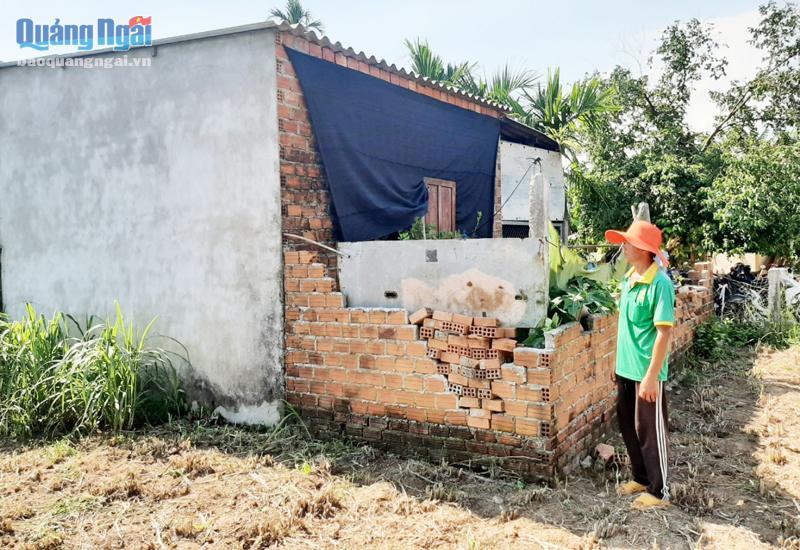 Ông Huỳnh Hồng, ở thôn An Tráng, xã Nghĩa Thắng (Tư Nghĩa), đứng trước căn nhà mà ông Huỳnh Cường xây dựng trên đất nông nghiệp của mình.