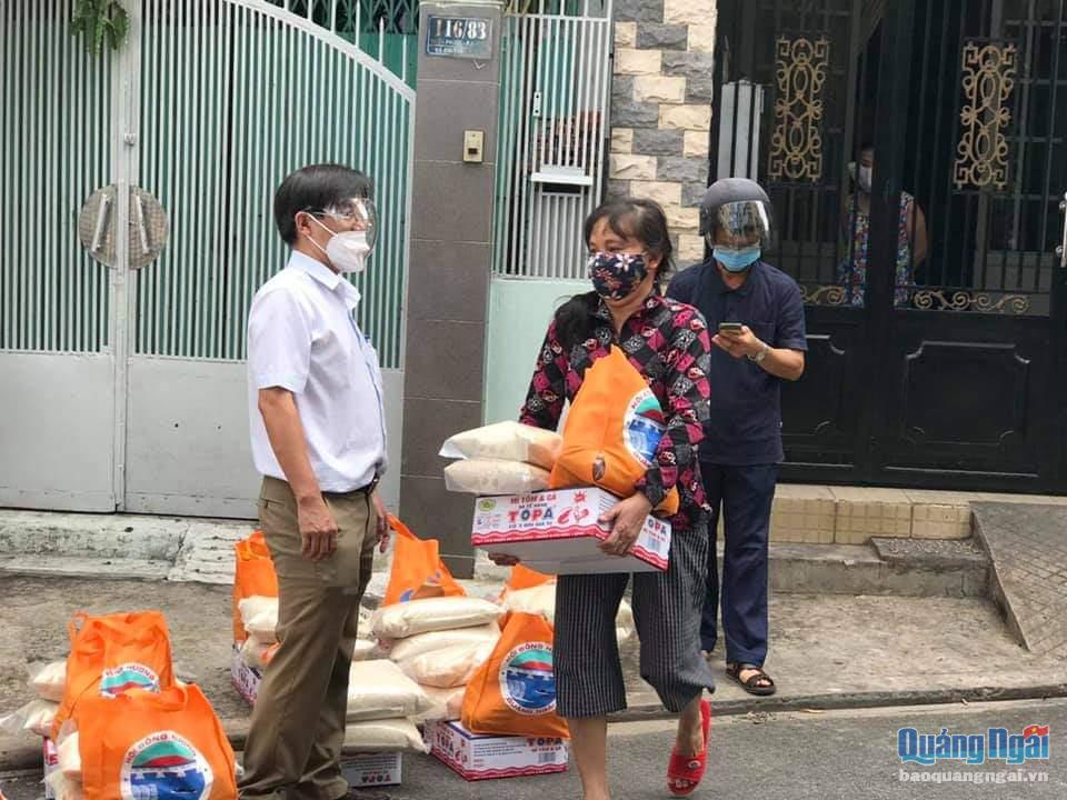 Người lao động nghèo quê Quảng Ngãi được nhận quà hỗ trợ khó khăn do dịch Covid-19