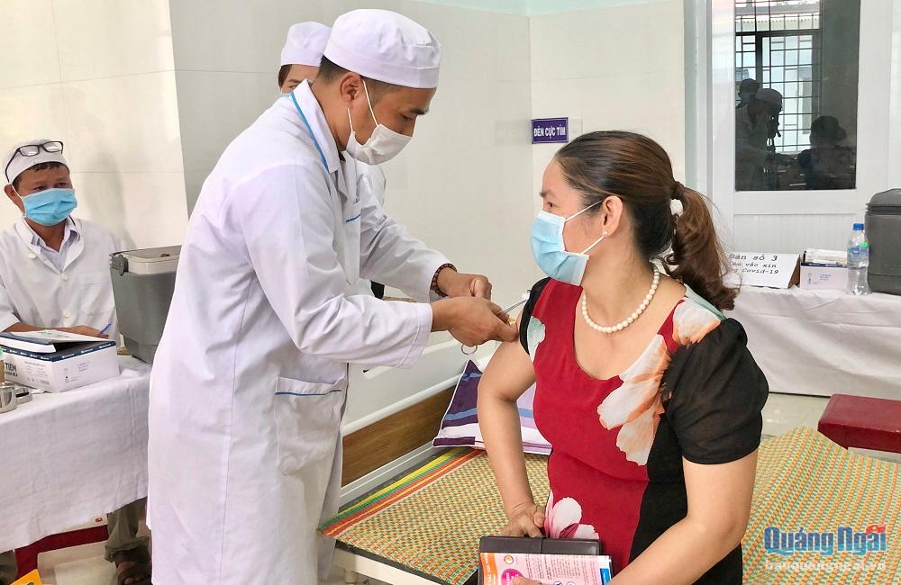 Tiêm vắc xin phòng Covid-19 cho đối tượng ưu tiên tại huyện Ba Tơ