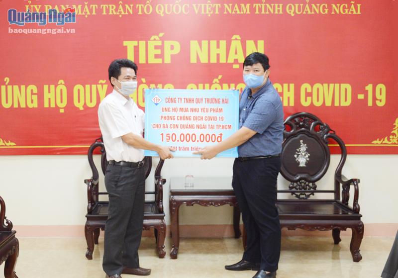 Công ty TNHH Quý Trường Hải ủng hộ 150 triệu đồng mua nhu yếu phẩm cho nhân dân Quảng Ngãi tại TP.Hồ Chí Minh.