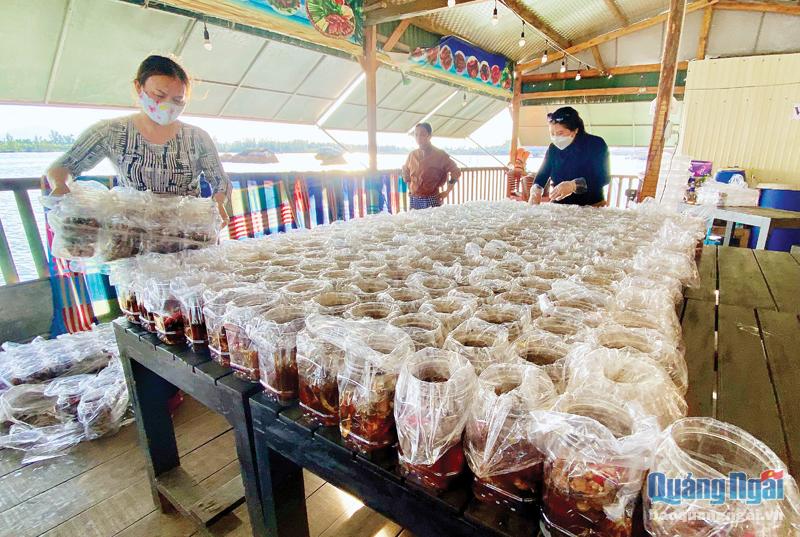 Người dân xã Bình Đông (Bình Sơn) chế biến 600kg cá ngừ gửi tặng người dân nghèo ở TP.Hồ Chí Minh.                 Ảnh: H.Hoa
