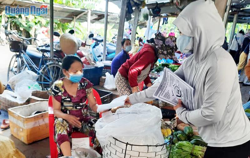 Các cấp hội LHPN ở huyện Bình Sơn phát tờ rơi tuyên truyền phòng, chống dịch Covid-19 cho người dân tại các chợ. 