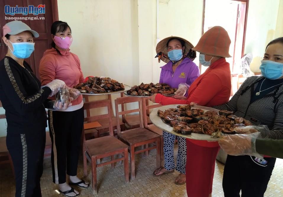 Phụ nữ xã Bình Hải, Bình Sơn cùng nhau chế biến thực phẩm để gửi vào TP.Hồ Chí Minh hỗ trợ cho các đồng hương bị ảnh hưởng bởi dịch Covid-19