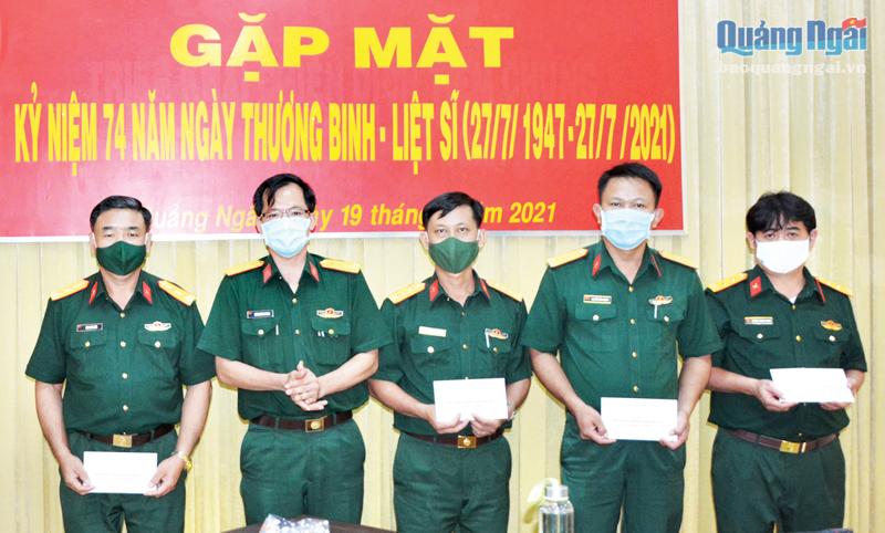 Chính ủy Bộ CHQS tỉnh, Đại tá Lương Đình Chung (thứ 2 từ trái sang) trao quà cho các thương binh, thân nhân liệt sĩ.                             Ảnh: T.DUY