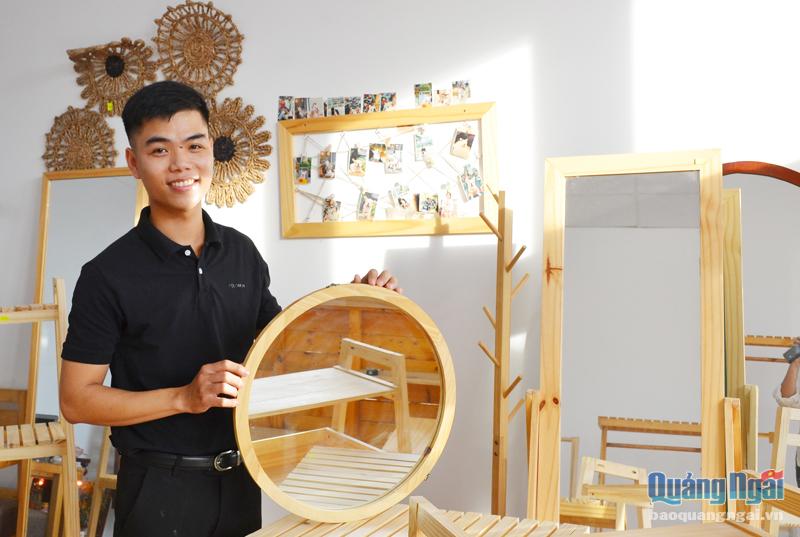 Cửa hàng bán đồ nội thất từ gỗ thông của chàng trai sinh năm 1996 Nguyễn Tuấn Kiệt. 