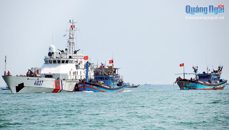 Tàu của Vùng cảnh sát biển 2 tham gia cứu nạn trên biển.
