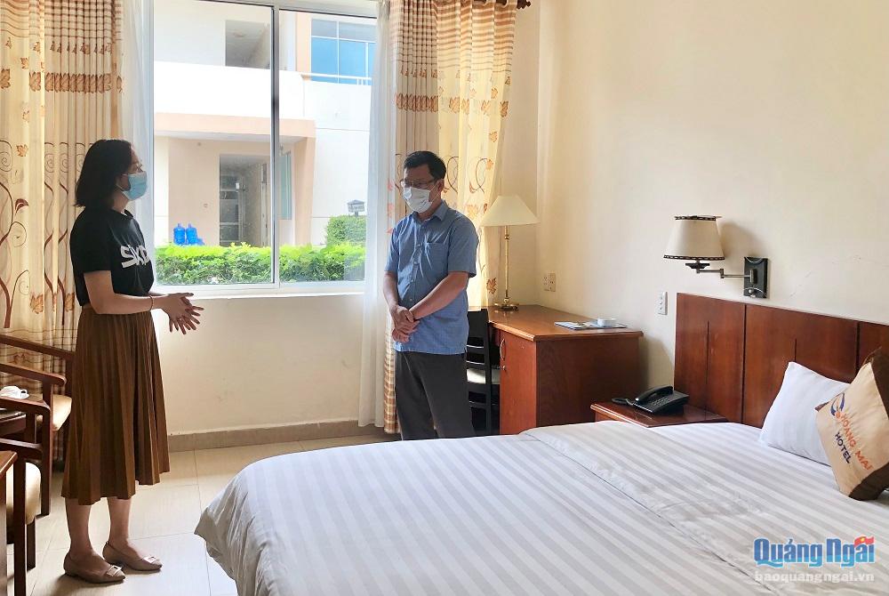 Lãnh đạo UBND huyện Bình Sơn kiểm tra công tác chuẩn bị phòng ốc và các điều kiện phòng dịch tại khách sạn Hoàng Mai