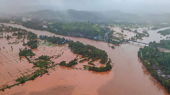 Ảnh từ trên cao chụp khu vực Chiplun bị lũ cô lập ở quận Ratnagiri, bang Maharashtra sau mưa lớn - Ảnh: Không quân Ấn Độ.