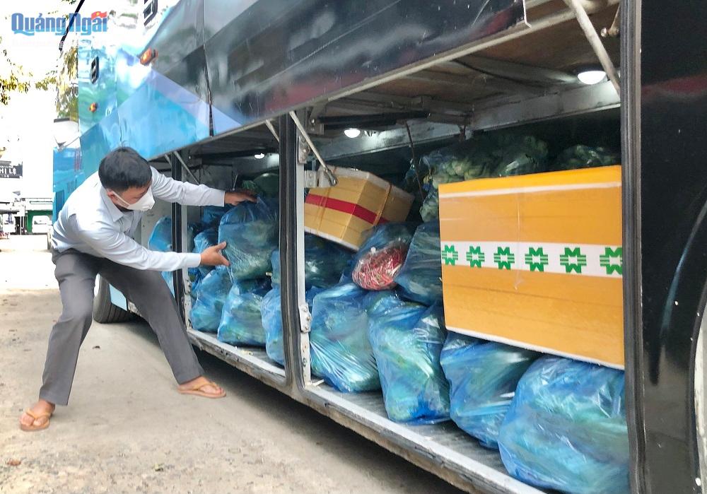 Trong chuyến đi này, Quảng Ngãi chở 3,5 tấn hàng hóa hỗ trợ cho TP.Hồ Chí Minh