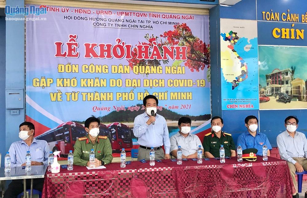 Phó Chủ tịch UBND tỉnh Võ Phiên phát biểu chúc đoàn công tác có chuyến đi an toàn và hoàn thành tốt nhiệm vụ đón công dân về