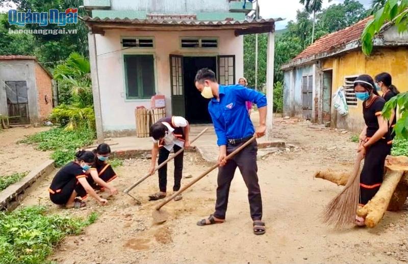 Tuổi trẻ xã Long Hiệp (Minh Long) tổ chức dọn vệ sinh, tặng quà cho các gia đình chính sách, neo đơn trên địa bàn xã