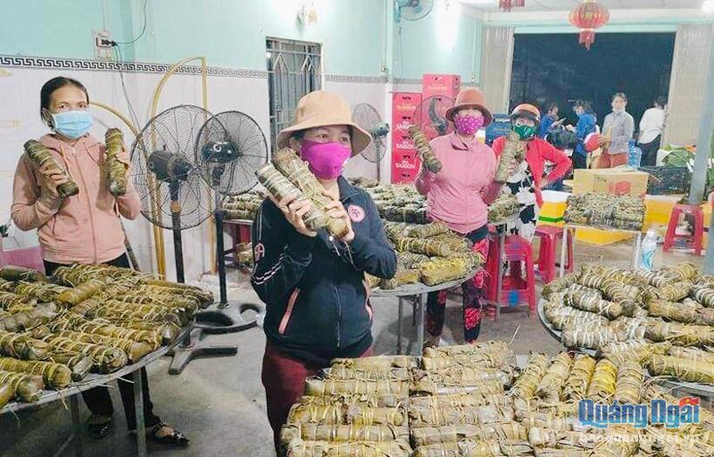 Phụ nữ xã Bình Minh (Bình Sơn) gói bánh tét gửi đến người dân đang gặp khó khăn ở TP.Hồ Chí Minh.  Ảnh: HIỀN THU
